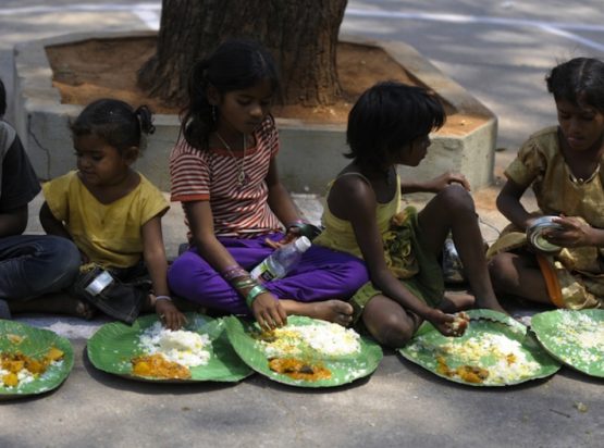 130528_indian_children_eating