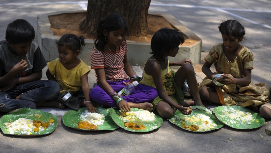 130528_indian_children_eating
